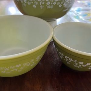 * crazy daisy *Vintage set of three nesting bowls